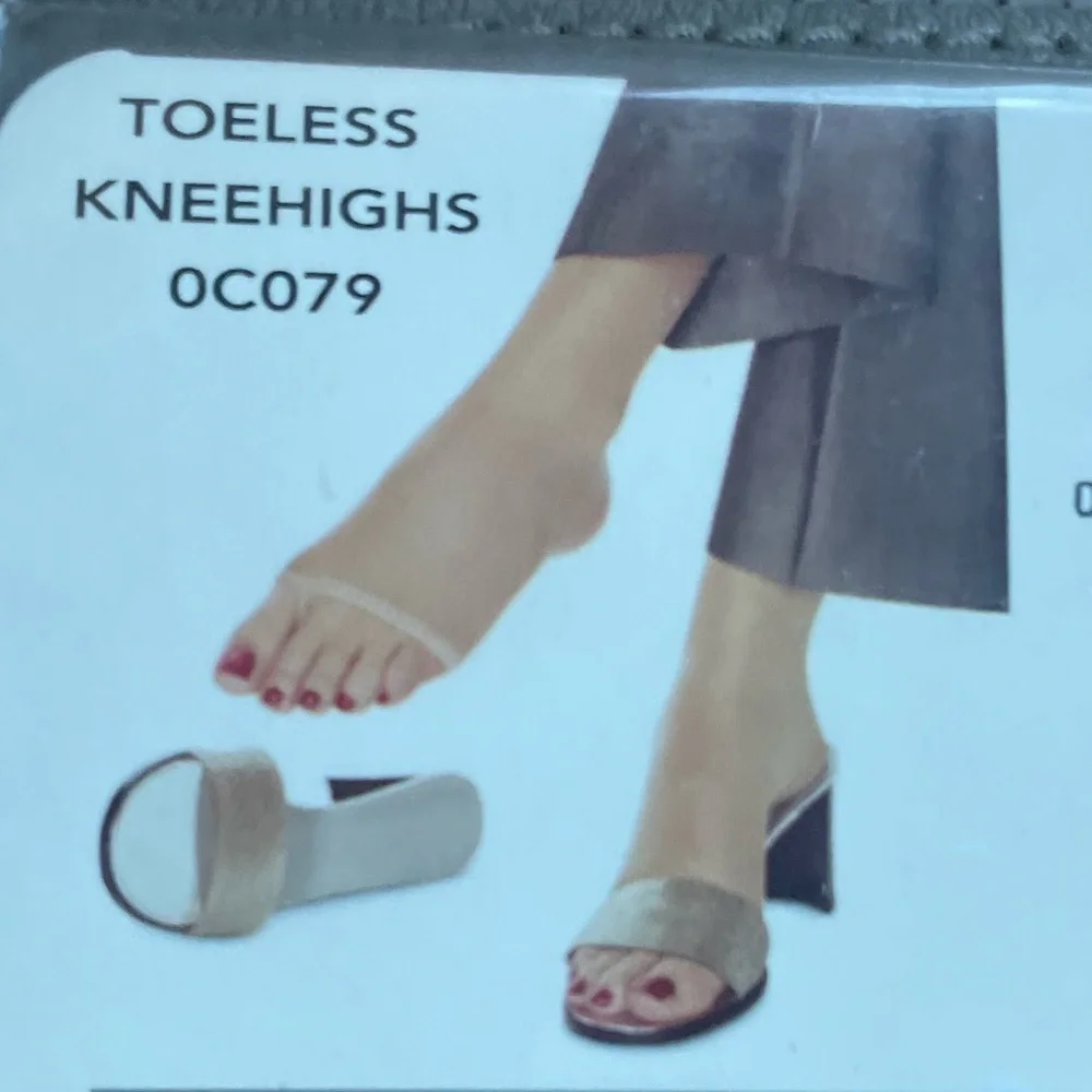 NWT Hanes Sheer Hosiery in Natural Shade vintage toeless knee highs 0c079